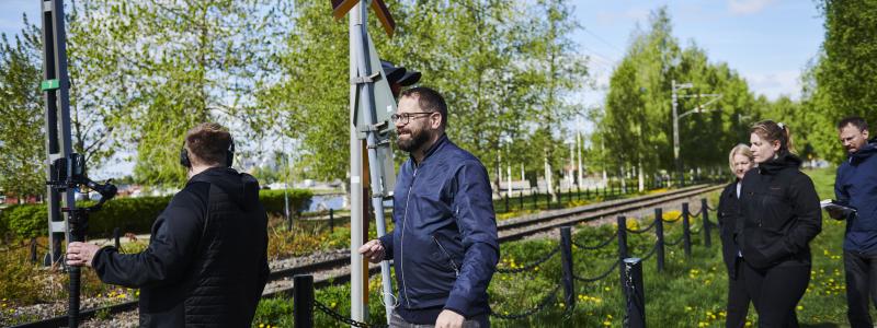 Stadsarkitekt Florian Steiner ledde den livesända rundvandringen genom området tillsammans med Pär Fleuron från Trafikverket. Foto: Maria Fäldt.