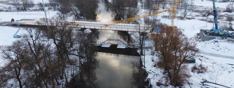 Den 127 meter långa bron, med en vikt på 218 ton, är nu på plats – en teknisk milstolpe för Ullevileden Foto: Linköping kommun