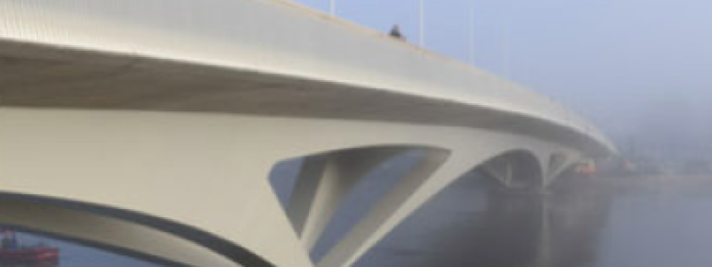 Med ett 19,4 meter brett däck finns plats för kollektivtrafik, gångtrafikanter och cyklister De djupa grundförhållandena, med berg på upp till 80 meters djup, löstes med stålkärnepeler förankrade i berget. Foto: Niklas Hart