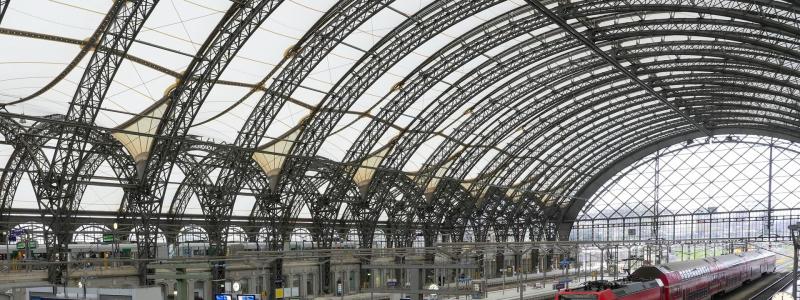 Dresdens stationshall med nytt membrantak.   Foto: Deutsche Bahn, kredit: Volker Emersleben