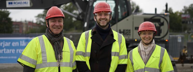 Jens Sjöström (S) investeringsregionråd, Jakop Dalunde (MP) tillträdande trafikregionråd, Michaela Haga (C) gruppledare trafiknämnden. Pressbild: Miljöpartiet i Region Stockholm