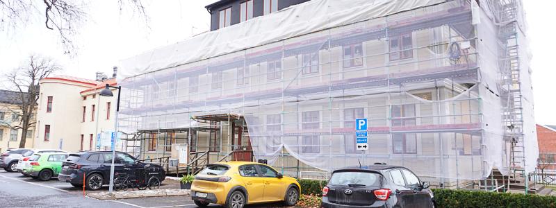 Fasaden renoveras på Skolgatan 2. Foto: Skövdebostäder