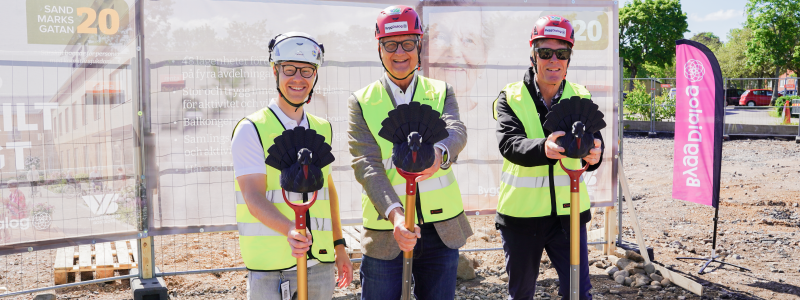 Spadtaget togs av Håkan Falck, ordförande i AB Vänersborgsbostäders styrelse, Dan Nyberg, ordförande i socialnämnden, samt Niklas Eriksson, projektchef på ByggDialog AB. Pressbild: ByggDialog