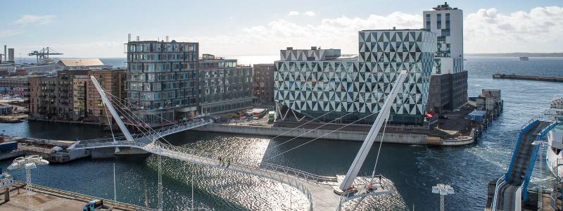 Varvsbron invigdes i september 2021 och knyter ihop den nya stadsdelen Oceanhamnen med Helsingborgs centrum och centralstation. Bron är en viktig länk som gör att gående och cyklister från centrum och Oceanhamnen kan nå bostäder, kontor, tåg, bussar och färjor på någon minut. Foto: Lotta Wittinger