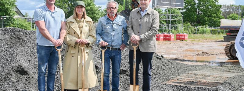 Första spadtaget. Pressbild: GBJbygg