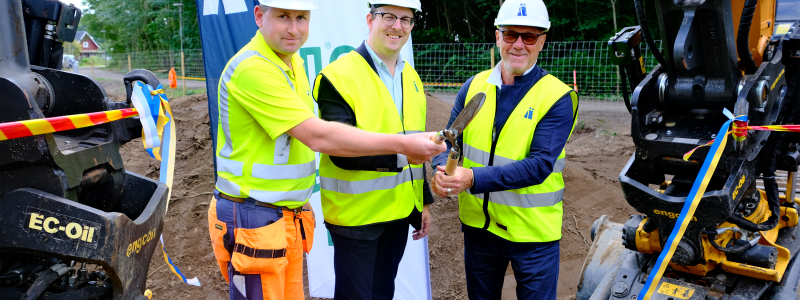 Jonas Börjesson, Robin Holmberg och Sten Christiansson klipper bandet för att starta grävarbetet till Össjö förskola. Foto: Caroline Benson