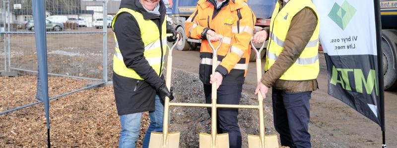 Bengt Jansson, styrelseordförande Ängelholmshem, Andreas Granberg, vd MTA Bygg och anläggning, samt Ola Carlsson tf kommunstyrelsen ordförande Ängelholm genomför första spadtag för kvarteret Lundvivan i Munka Ljungby. Foto: Caroline Benson