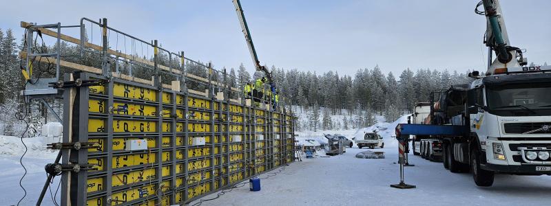 Skanska genomför just nu en fullskalegjutning i norra Sverige där betong med lägre klimatpåverkan utvärderas vid -20 °C. [Copyright: Doka]