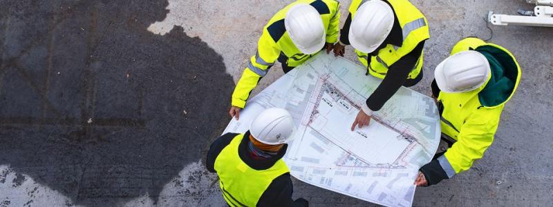 Vilka etapper måste klaras av innan ett hus är inflyttningsklart? Vilka yrkesgrupper är involverade? Vem ansvarar för vad? Följ med på resan när ett hus blir till. Foto: Byggföretagen