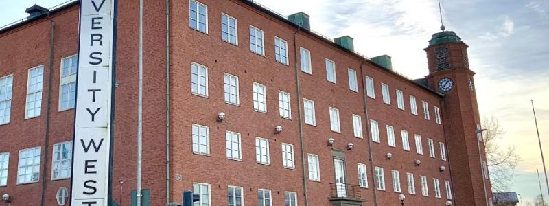 Efter att Barn- och Ungdomspsykiatrin och Mödravårdscentralen flyttat ut blir det nu studentlägenheter i A-huset vid torget. Om allt går enligt plan ska de vara färdiga för inflytt till vårterminen 2024. Foto: Eidar