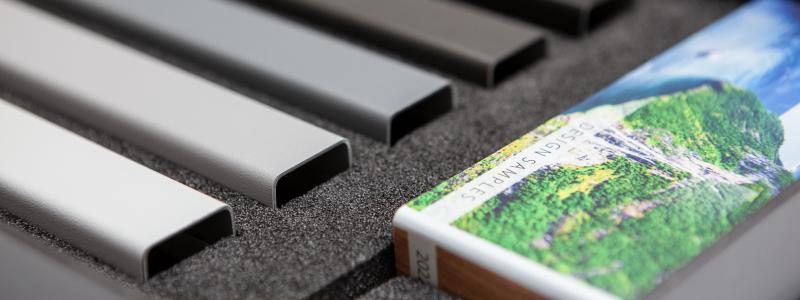 För en tid sedan lanserade Metalcolour en helt ny Outdoor-produkt – Dobel
Endure. Den finns i fem olika grå nyanser och folien är tillverkad av en biobaserad PVC
helt fri från ftalater.