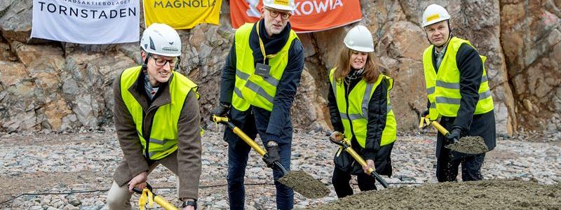 Från vänster: Staffan Waldenström, VD Tornstaden, Niklas Ohldin, Regionchef Väst Magnolia Bostad, Anna Jonsson, VD Wikowia och Ulf Olsson, kommunstyrelsens ordförande. Foto: Magnolia Bostad AB
