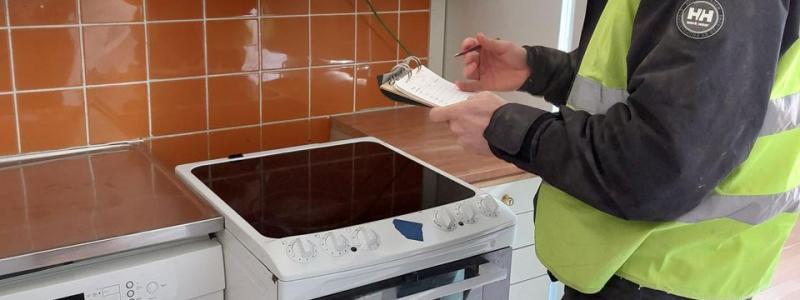 Inventering av ett kök i fastigheten Draken 17 Foto: Einar Mattsson