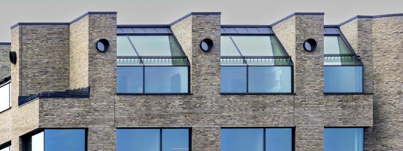 Ljusa solskyddsglas och invändig solavskärmning bidrar
till att säkra den termiska komforten i Merkurhuset.