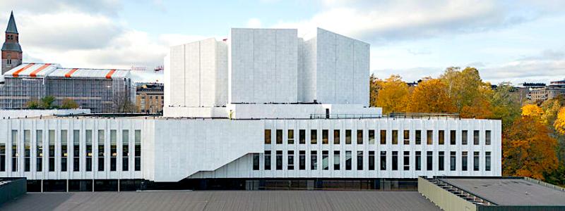 Denna minnesvård skyddade byggnad har behållit sitt ursprungliga utseende, men stora förändringar har genomförts för att förbättra tillgängligheten och skapa nya utrymmen för utställningar, caféer, restauranger och butiker. För att öka tillgängligheten har hissar och handikapplatser samt nya toaletter installerats. Foto: Helsingfors Stad, kredit Juha Kuva