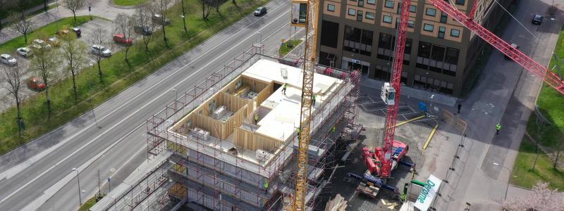 I Kvarteret Omställningen i Selma stad monteras nu trästommen. Bild: Tm2