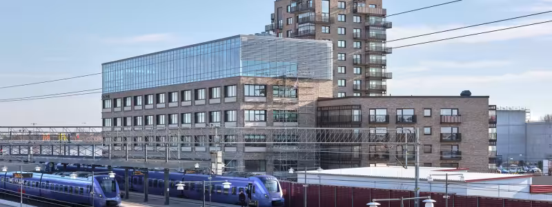 Form- och materialspråket i kvarteret Hanna anspelar på de historiska industribyggnader som kantar stambanan, som sockerbruk, gjuterier och vagnhallar. Återvunnet tegel och mönstermurning bidrar till den lokala prägeln. Foto: Gabriel Brandström
