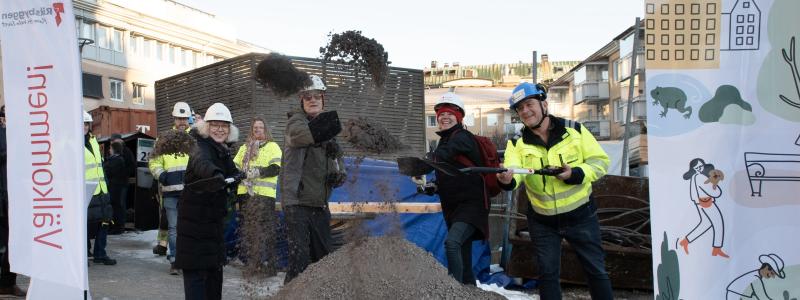 Från vänster:Janet Ågren, kommunalråd Umeå kommun, Assar Ernstsson som köpt en lägenhet, Johanna Frelin, vd på Riksbyggen samt Ulrik Wållberg, vd på Selbergs Bygg. Pressbild: Riksbyggen