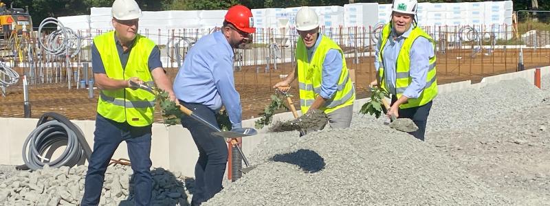 Från vänster: Från vänster: Jan-Erik Svensson, ledamot KHF Tingsbackens trygga hem, Per Ribacke, ordförande i föreningen, Magnus Laneborg, marknadsområdeschef Riksbyggen och Magnus Olsson, vd HIC Construction Foto: Riksbyggen