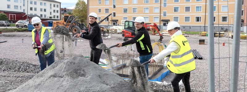 Från vänster: Ulla-Britt Karlsson - lägenhetsköpare, Lars Lundgren - marknadsområdeschef Riksbyggen Bostad, David Sundström - affärschef på Lindbäcks bygg och Birgitta Larsson (S) kommunalråd i Gällivare.