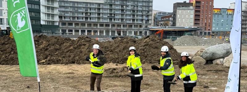 Anders Whass från Reliwe, Eva Ullberg från Järfälla kommun, Johan Proos från Reliwe och Emma Feldman från Järfälla kommun tar första spadtaget på kvarteret Barkarbyporten i Barkarbystaden. Foto: Consto