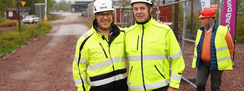 Vamas ombud Anders Bergman och ByggDialogs ombud Bosse Rom höll tal under spadtaget. Foto: ByggDialog