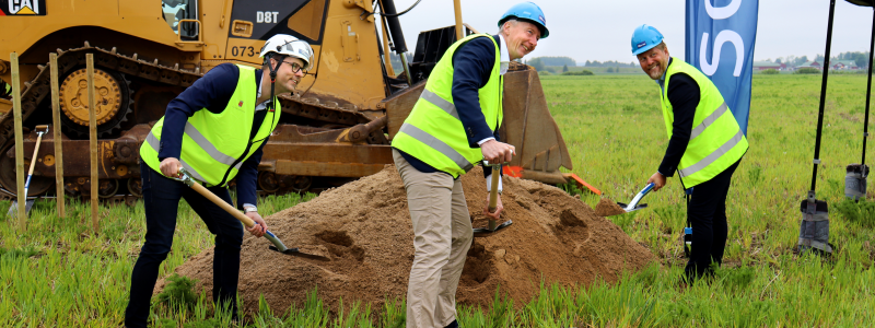 Det symboliska första spadtaget tog Anders Koppel (vd för Solar Sverige) tillsammans med Andreas Brorsson (kommunstyrelsens ordförande i Kumla) och Gustav Falkenström (vd för NA Bygg) Foto: Solar Svergie AB