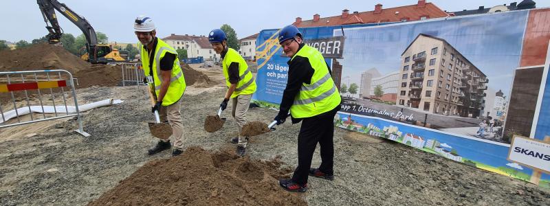 Anders Silverberg, projektchef Skanska, Patrik Jogby, projektledare ABK och Henrik Strand, vd ABK tar första spadtaget. Foto: ABK