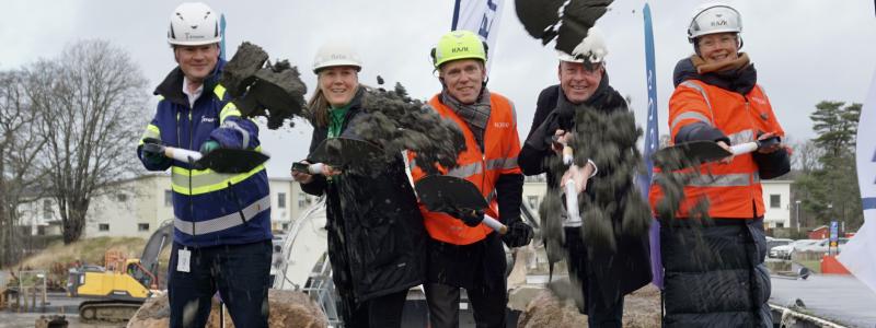På plats vid spadtaget fanns representanter från Förbo, Nordr, T-Byggen Sverige AB, Härryda kommun samt blivande köpare och intressenter. Pressbild: Förbo