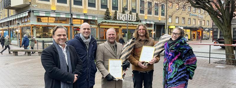 På bilden ser vi pristagarna och stadsbyggnadsnämndens presidium. Från vänster: Niklas Wikström (L), Anders Tallgren (S), Peter Persson, Anders Zika, och Carola Bolmstedt (C).