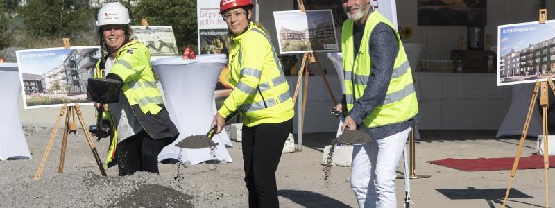 Byggstart för Riksbyggens första etapp i Bro Trädgårdsstad, på plats för att ta det första spadtaget var Fredrik Kjos (M), kommunstyrelsens ordförande i Upplands-Bro kommun, Johanna Frelin, vd på Riksbyggen och Malin Johansson, distriktschef Skanska. Foto: Sarah Toure
