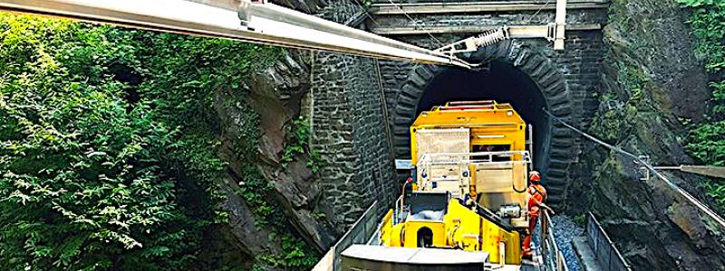 Under de 100 gångna åren har Furrer+Frey blivit en global ledare inom kontaktledningskonstruktion. Bilden visar arbetet mittemot en tunnelöppning i Schweiz. Foto: Furrer + Frey