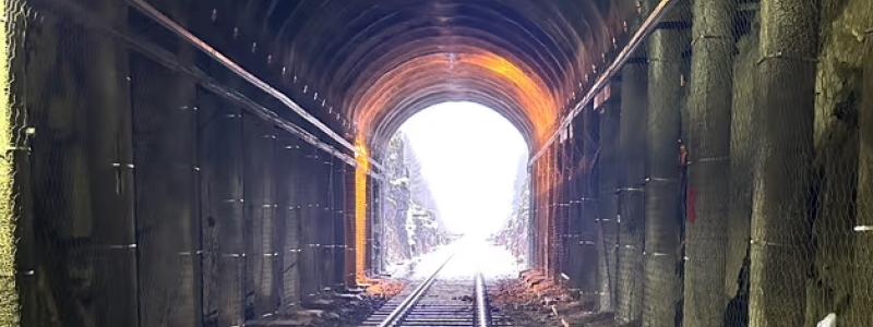 En viktig anledning till att tunneln behöver byggas om är att den inte längre uppfyller moderna krav på fri höjd och bredd. Foto: Trafikledsverket (Väylävirasto).