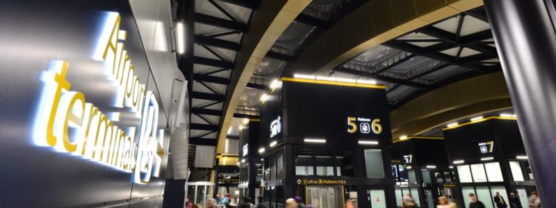 Mer plats för miljoner: De två terminalbyggnaderna möjliggör ett enkelriktat system för passagerare. De som reser till flygplatsterminalerna använder den nya terminalen, medan den äldre terminalen är till för de som lämnar flygplatsen. Foto: Network Rail