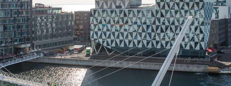 Varvsbron invigdes i september 2021 och knyter ihop den nya stadsdelen Oceanhamnen med Helsingborgs centrum och centralstation. Bron är en viktig länk som gör att gående och cyklister från centrum och Oceanhamnen kan nå bostäder, kontor, tåg, bussar och färjor på någon minut.