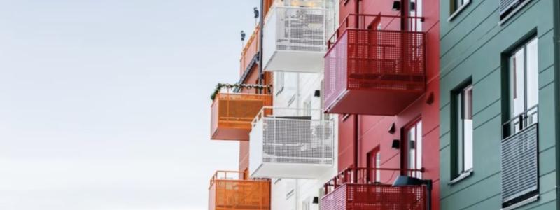 Uppmätt elanvändning utslaget per lägenhet  har mycket stor spridning och varierar mellan  327 till 973 kWh/lägenhet beroende på komfort- golvvärmeinstallation och flerbostadshusprojekt.