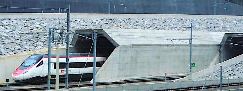 EuroCity (SBB) lämnar Gotthards basistunnel vid Erstfeld den 14 November 2016. Foto: Wikipedia Common Lic, Kredit: Zacharie Grossen.