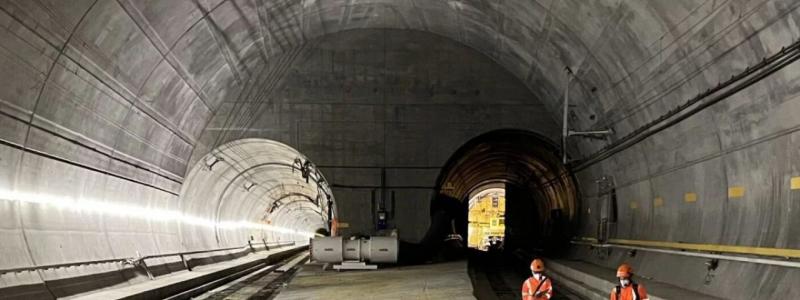 Gotthard-Basistunnel, Sedan godståget spårade ur den 10 augusti 2023 har SBB arbetat intensivt med att återställa Gotthard-Basistunneln. Upp till 80 SBB- och tredjepartsarbetare arbetar dagligen i tunneln med högt engagemang, trots ogynnsamma klimatförhållanden. Detta gjorde det möjligt att återuppta godstrafiken i den oskadade östliga tunneln på kort tid. Sedan slutet av september trafikerar även vissa passagerartåg tunneln under helgerna. Foto::SBB/CFF/FFS © Anouk Ilg /