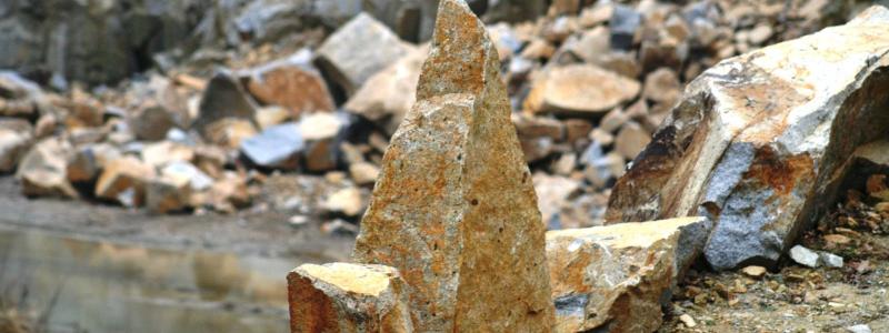 Det finns gott om tillgängligt material vid gruvorna där biveckor av malmhanteringen bildar höga högar av stenar. Symbolfoto: Creative Commons Lic. Pixabay. Kredit: schauhi