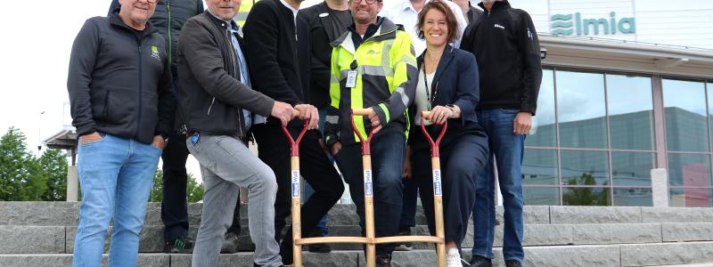 Representanter från Jönköpings kommuns Fastighetsutveckling AB, Elmia AB, Blue Wall Construction AB och FC Gruppen AB som samarbetar i projektet om ett nytt storkök på Elmia i Jönköping. Det är en investering som stärker både kapacitet, matupplevelse och framtidens mötesplats. Pressbild: Elmia AB