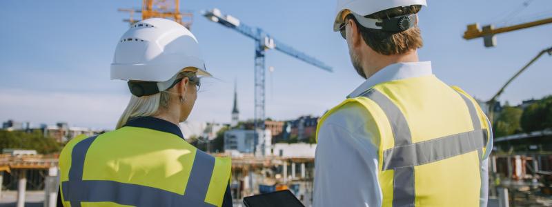 Ingenjörer i byggprojekt. Hållbarhetskompetens blir en allt viktigare del av arbetet i byggbranschen. Pressbild: Nackademin