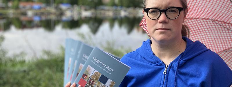 Hanna Billmayer med broschyrer i handen. Foto: Halmstad kommun