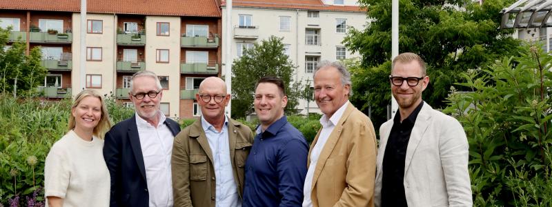 Från vänster: Mia Berling - Anders Berling AB, Mats Österborg, advokat som företrädde Anders Berling AB, Anders Berling på Anders Berling AB, Theodor Alexandris, Marknadsområdeschef Riksbyggen region Syd, Bruno Petersson, ordförande HFAB, Christian Kylin, vd HFAB. Foto: Riksbyggen