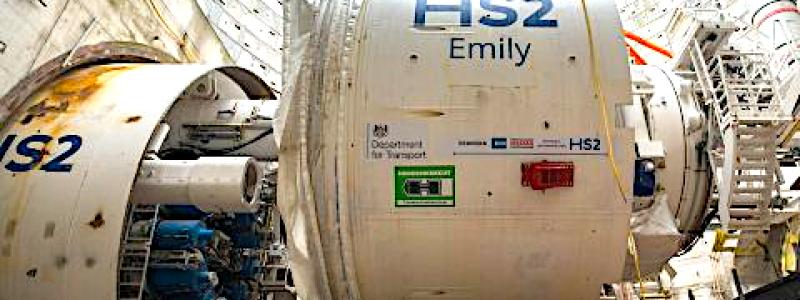 Flyttning av borrmaskinens mellansköld. HS2-teamet lyfter tunnelborrmaskinen Emily. Foto: HS2 mediacenter
