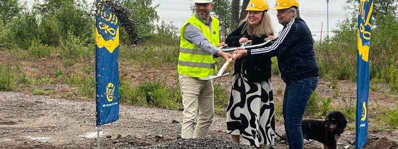 Här tas det invigande spadtaget av Per Morelius från HSB, köparen Christina Thuresson och Ellinor Caruth (M), vice ordförande i miljö- och samhällsbyggnadsnämnden. Pressbild: HSB Regionalt