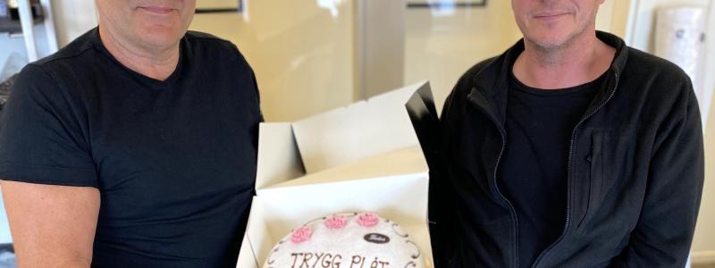Husby takplåtslageri i Eskilstuna blev nyligen det 150:e företaget som blev auktoriserade enligt Trygg plåt. Micke Johansson och Lars Lundgren, hyllades med gratulationer och en tårta. Foto:  Plåt & Ventföretagen