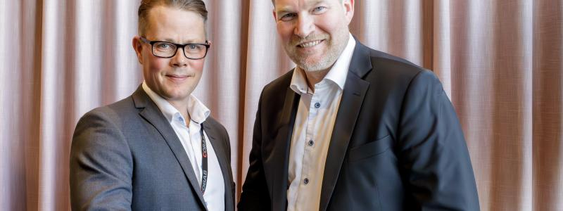 Martin Junblad, vd Cobab Sverige AB och Henrik Örneblad, vd Huddinge Samhällsfastigheter. Foto: Jon Buscall/Huddinge Samhällsfastigheter