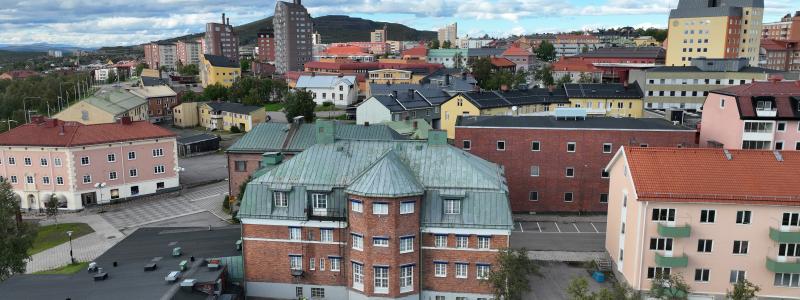 I mitten av bilden ses Kirunas gamla badhus som ska rivas. Foto: Tyréns