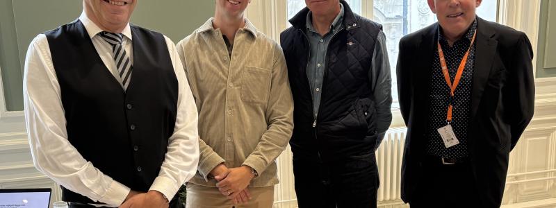 Från vänster: Stefan Lundberg, jurist och Gustaf Anselmsson, CEO på Gokind AB, Lennart Weiss, kommersiell direktör på Veidekke Sverige AB samt Conny Svensson, senior adviser på ID06 AB. Pressbild: ID06