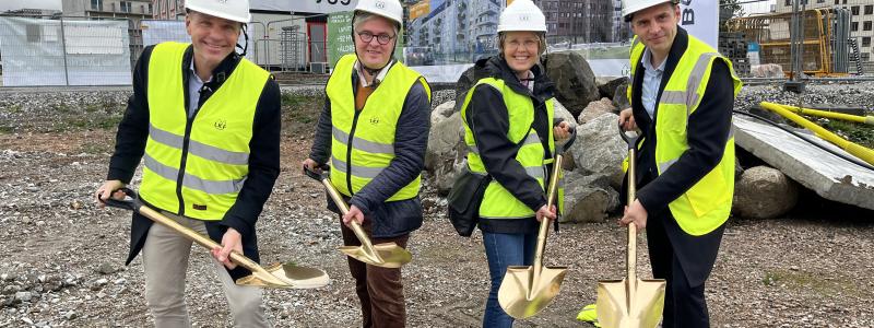 Fredrik Millertson, Christoffer Akej,Kristina Bondesson och Jan Kuliński tar ett tillsammans ett första spadtag. Pressbild:  Biljana Velevska